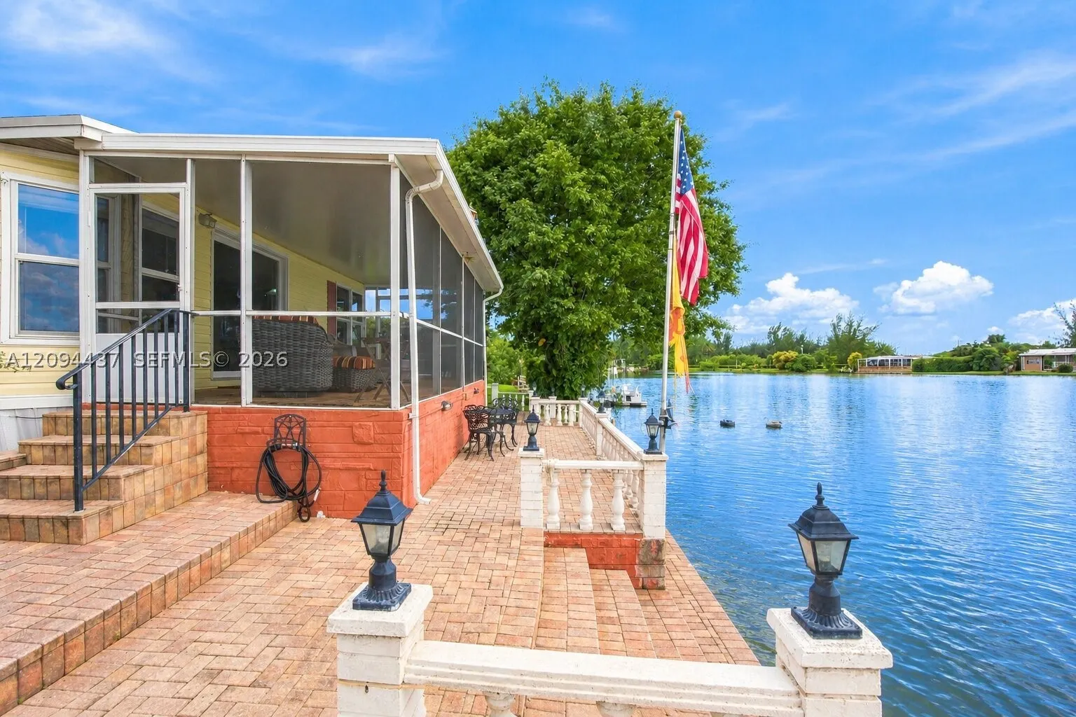 3054 Lakeshore Dr