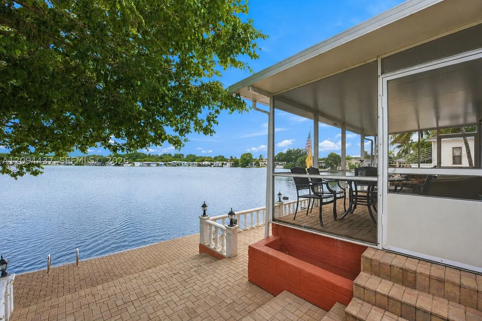 3054 Lakeshore Dr