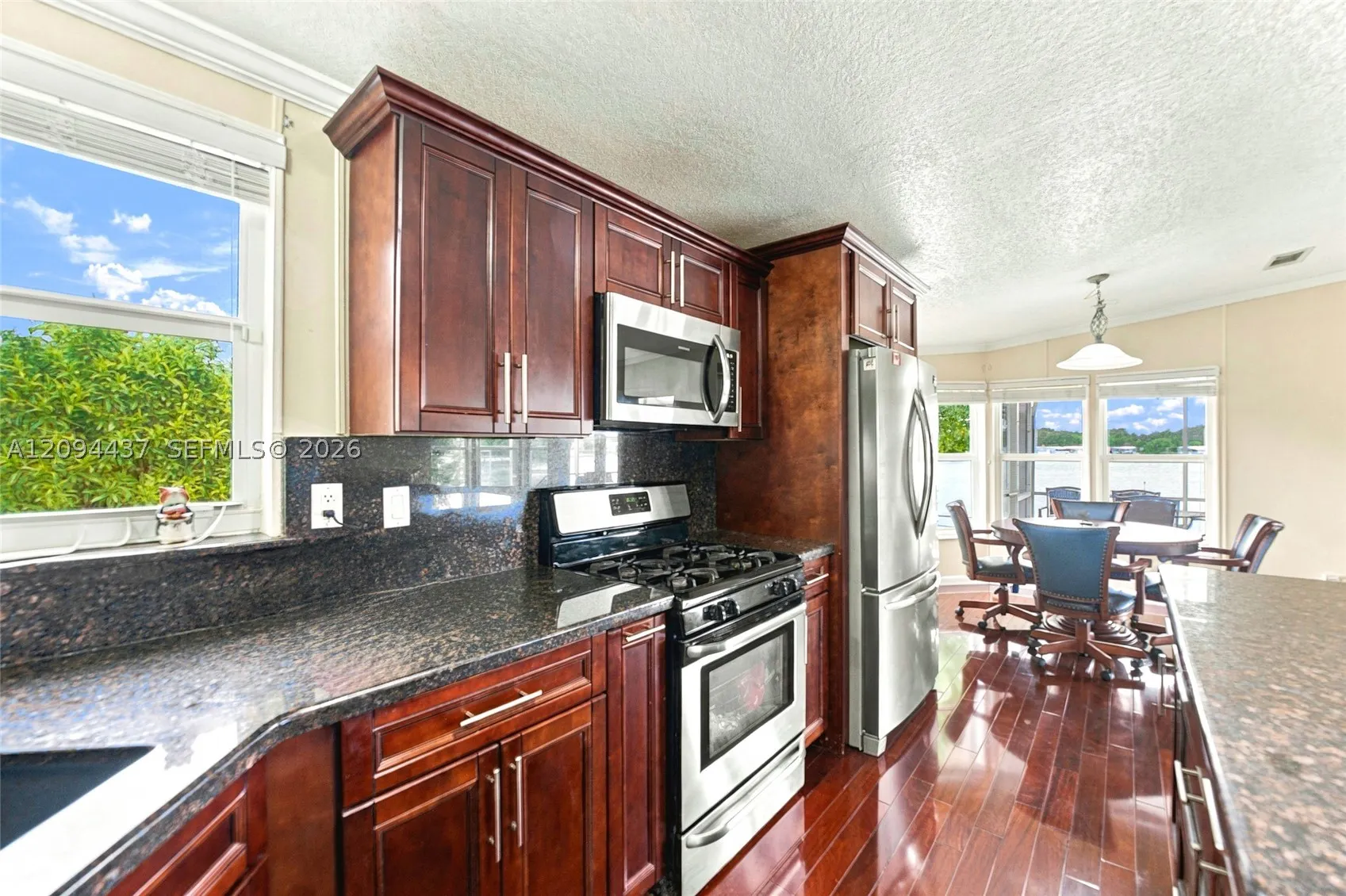 3054 Lakeshore Dr