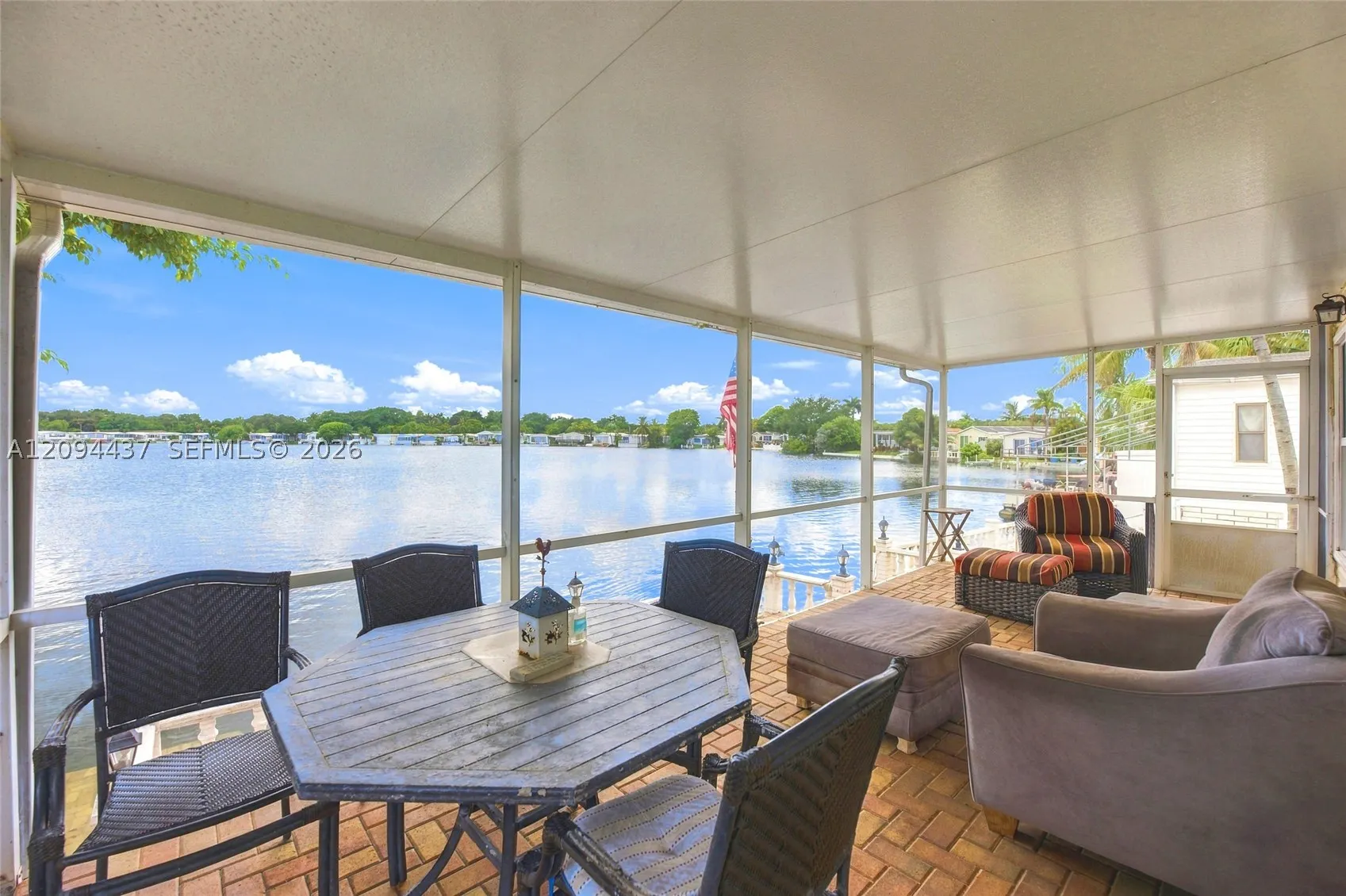 3054 Lakeshore Dr