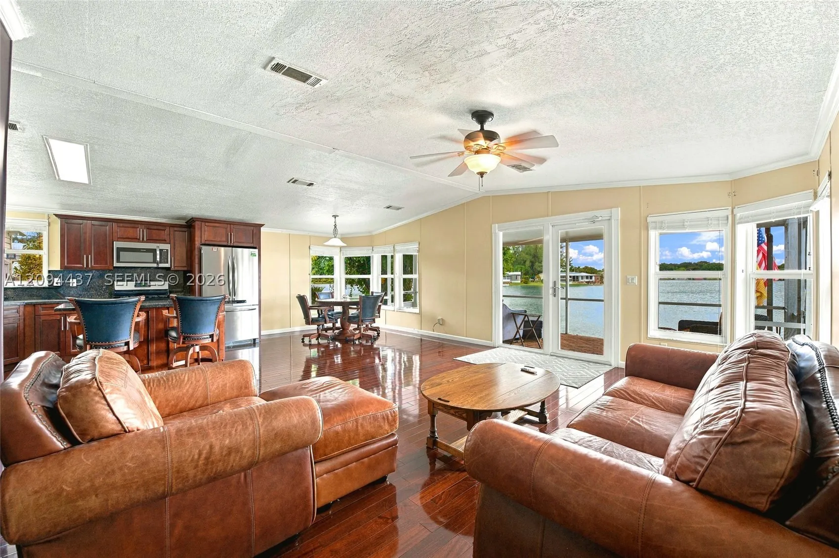 3054 Lakeshore Dr