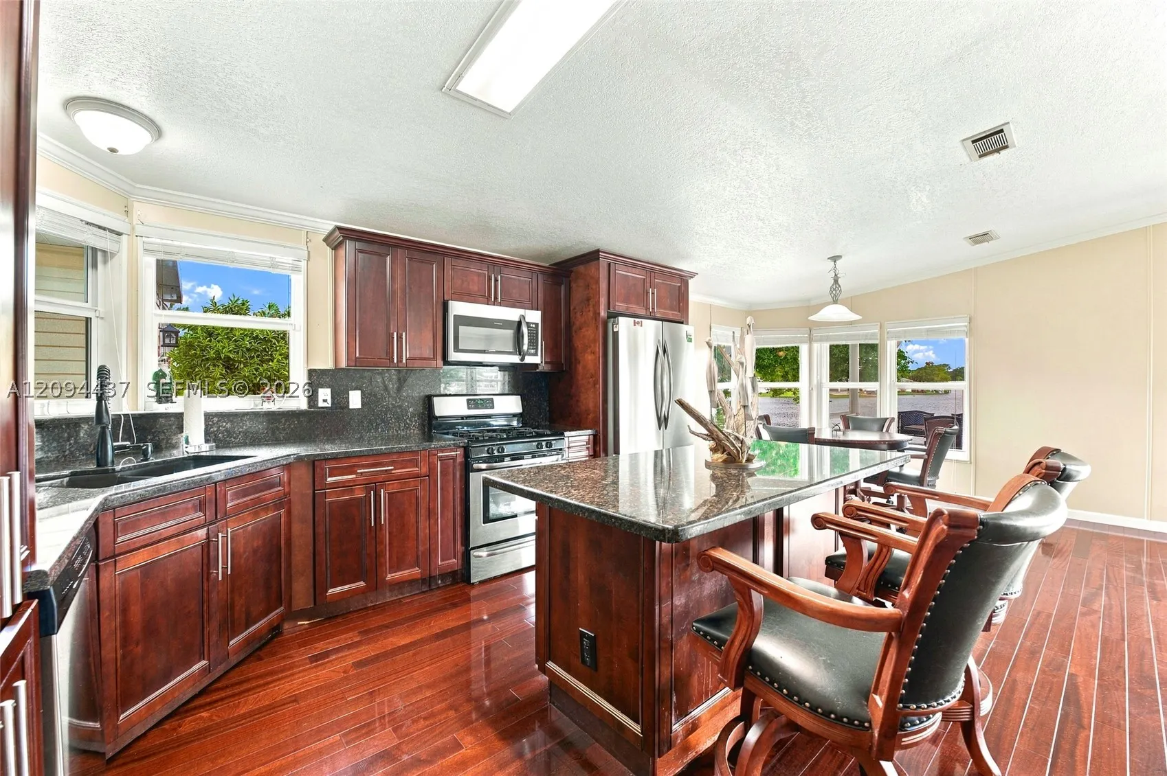 3054 Lakeshore Dr