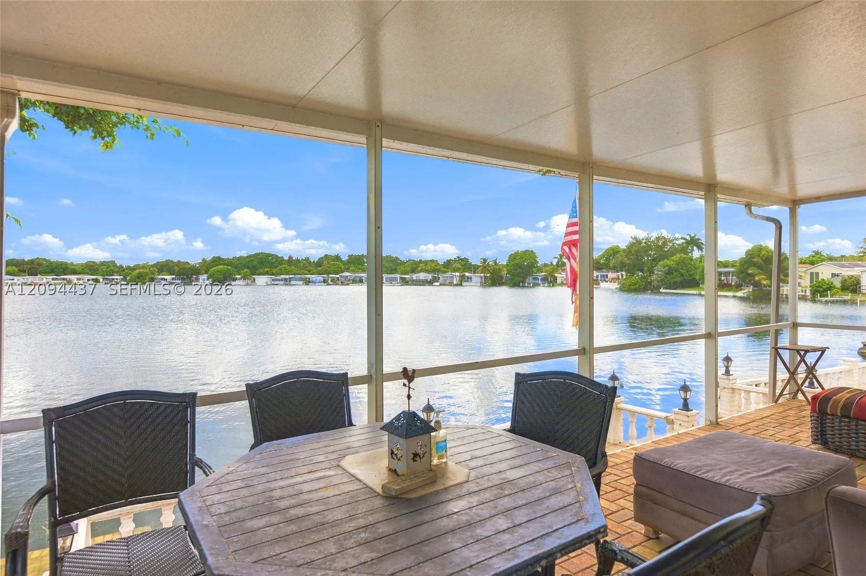 3054 Lakeshore Dr