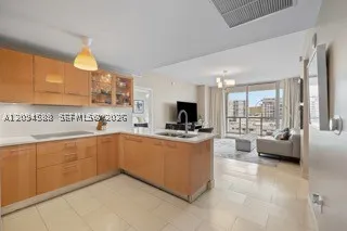 6799 Collins Ave #606