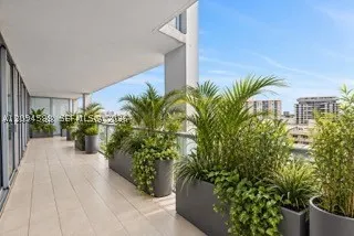 6799 Collins Ave #606