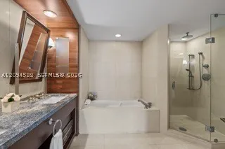 6799 Collins Ave #606