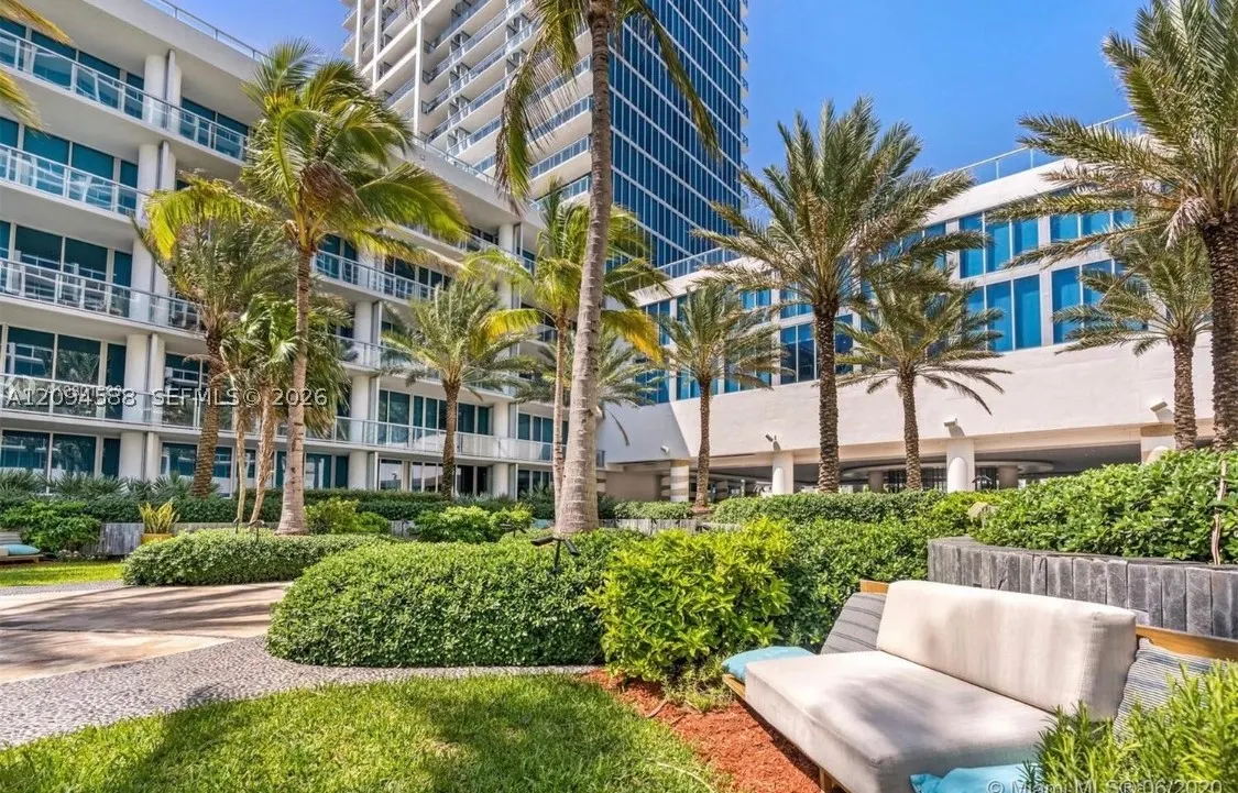 6799 Collins Ave #606