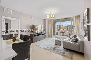 6799 Collins Ave #606