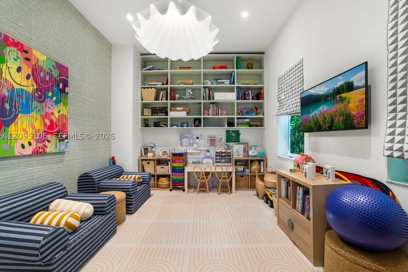 737 W 49th St
