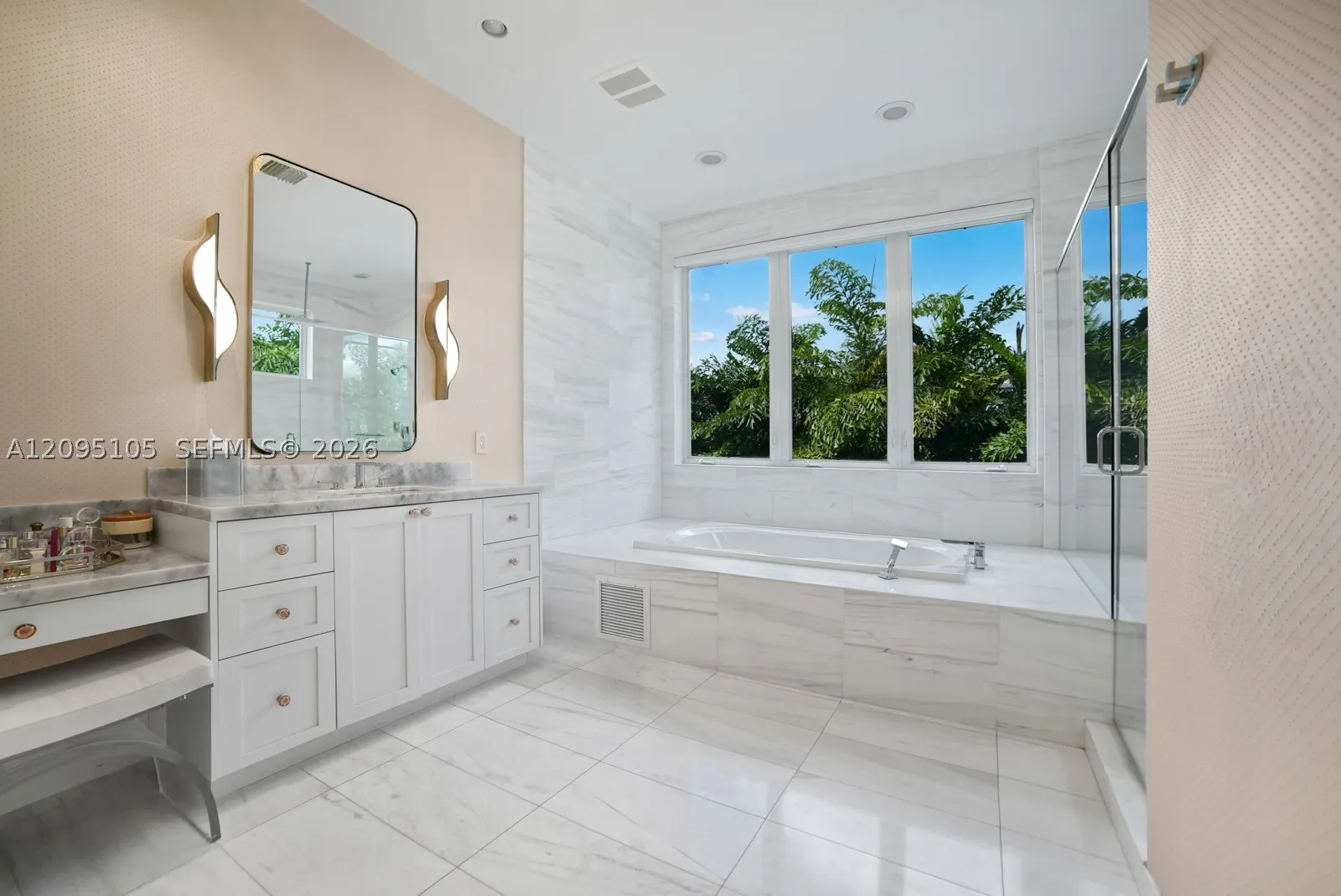737 W 49th St