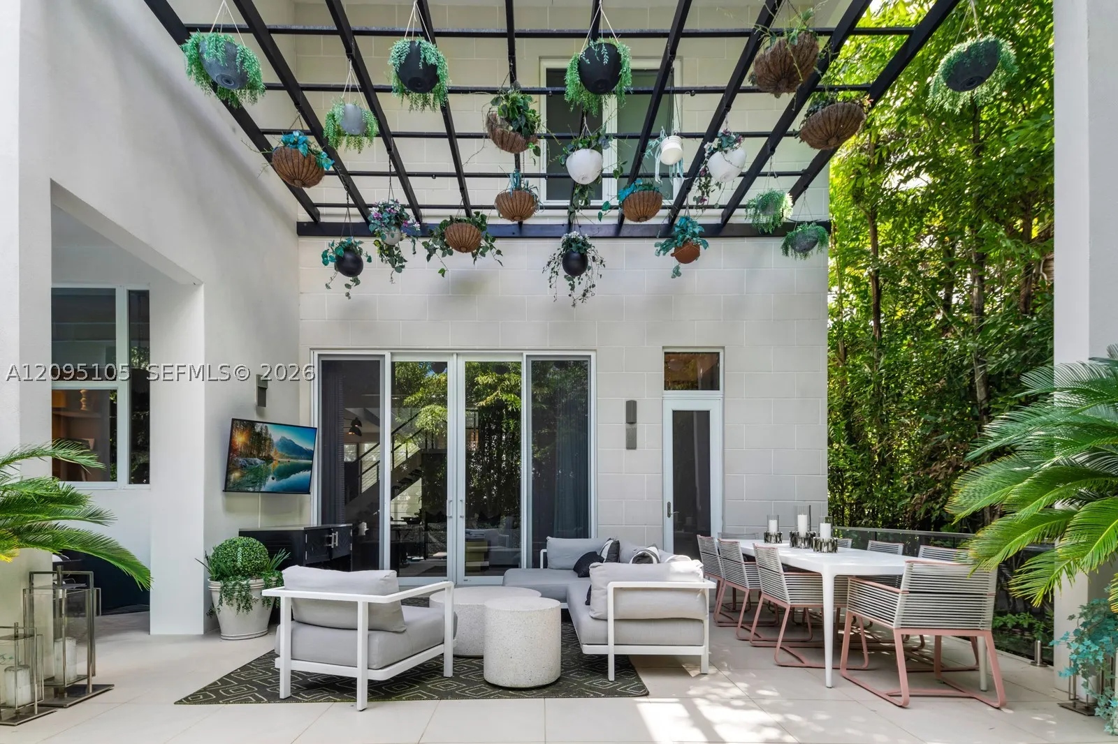 737 W 49th St