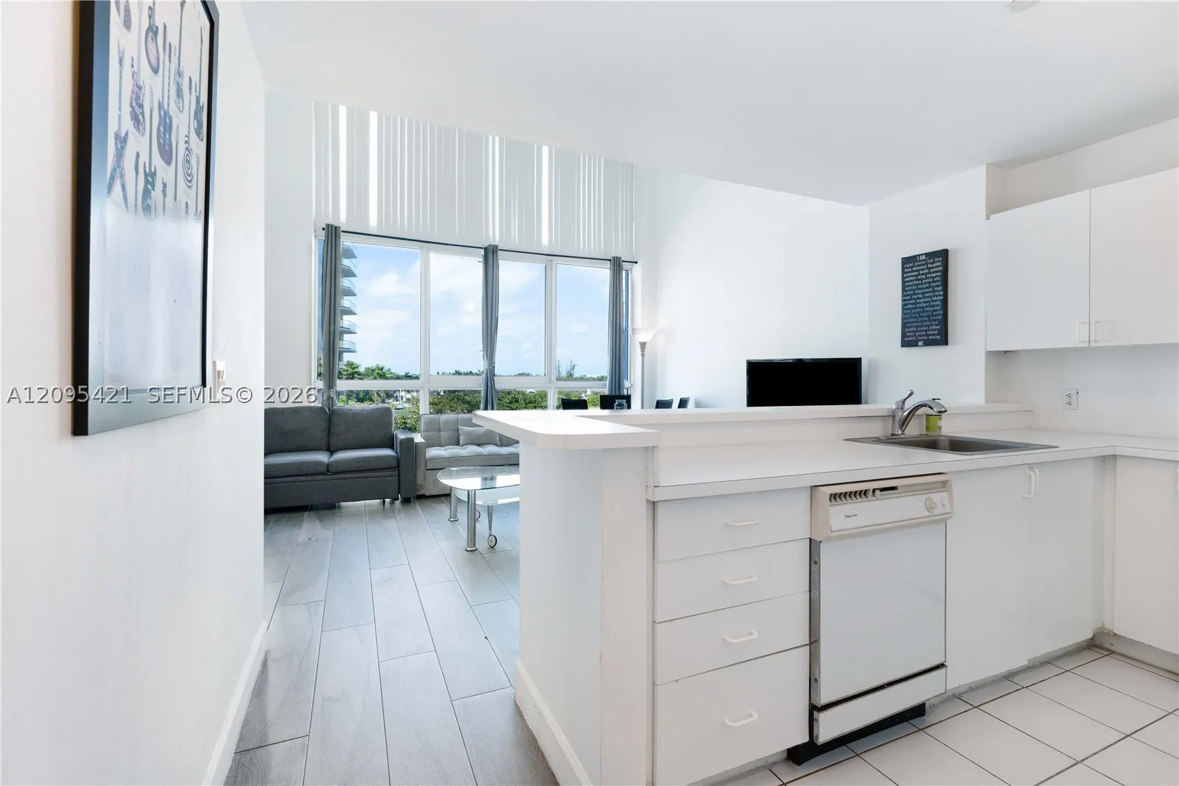5445 Collins Ave #BAY12