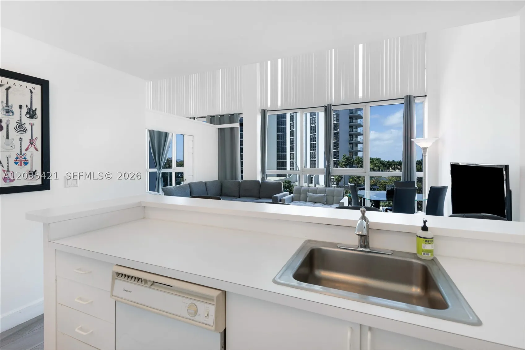 5445 Collins Ave #BAY12