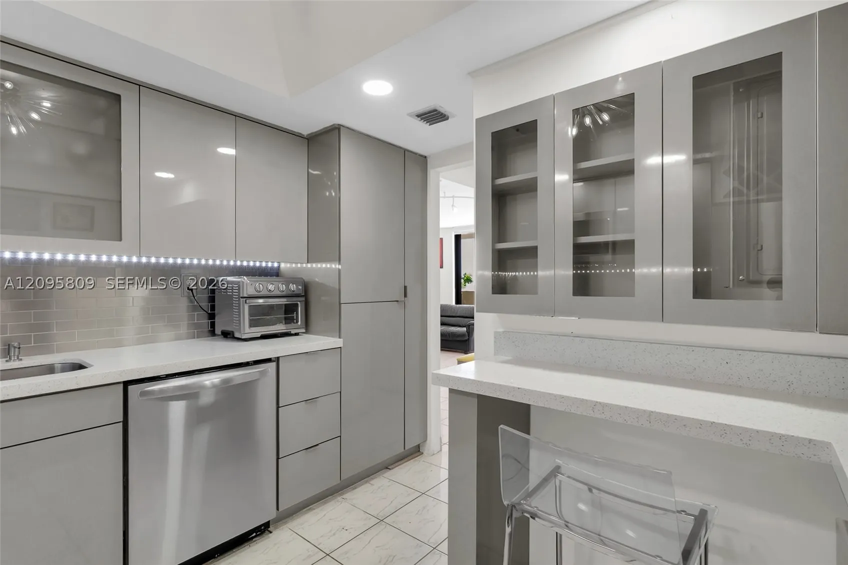 1623 Collins Ave #812