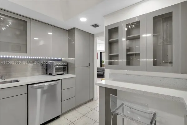 1623 Collins Ave #812