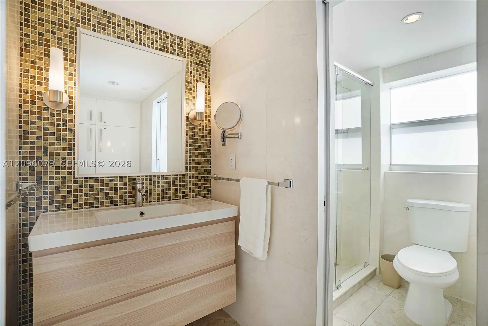 245 18 St #902