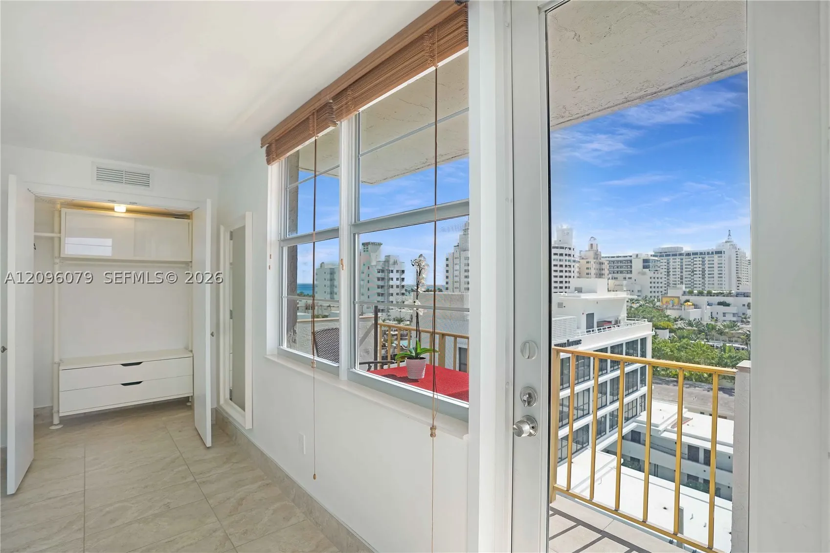 245 18 St #902