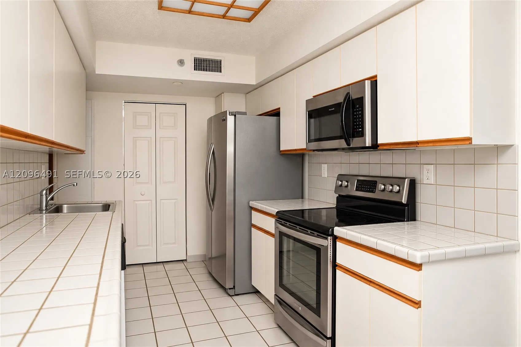 3500 Mystic Pointe Dr #1503