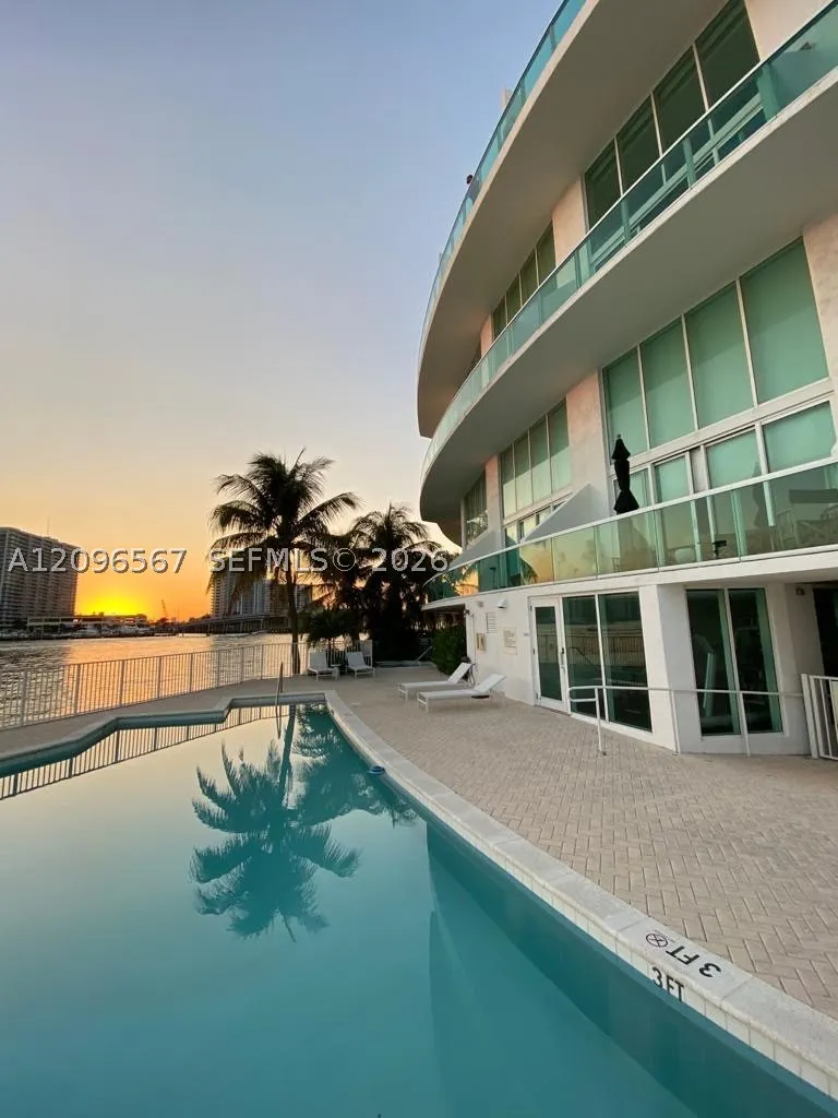 2000 Bay Dr #203