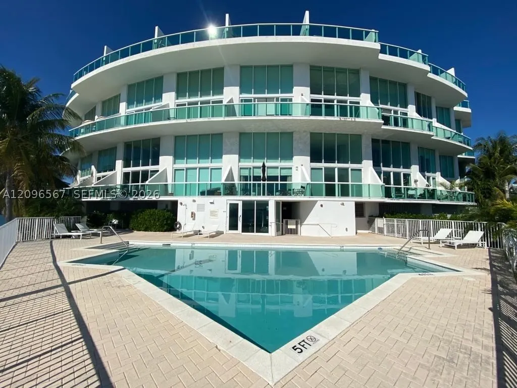 2000 Bay Dr #203