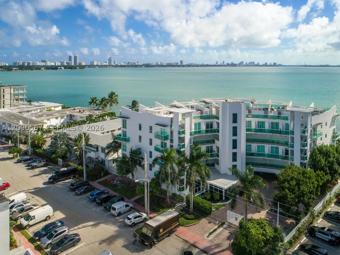 2000 Bay Dr #203