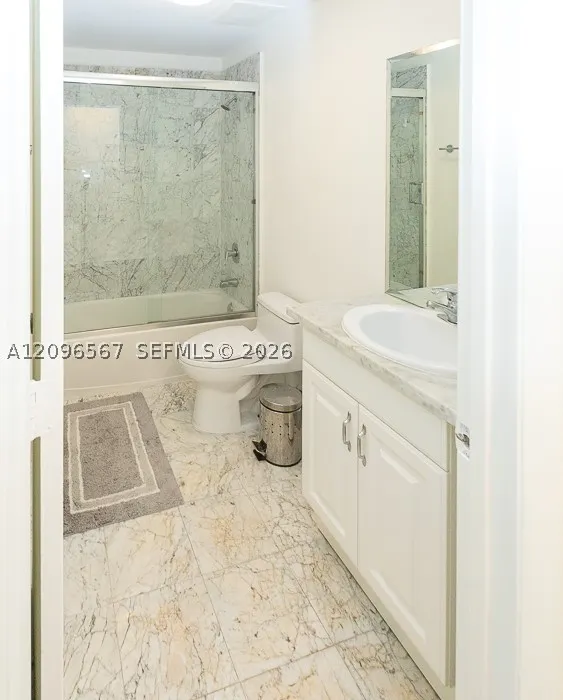2000 Bay Dr #203