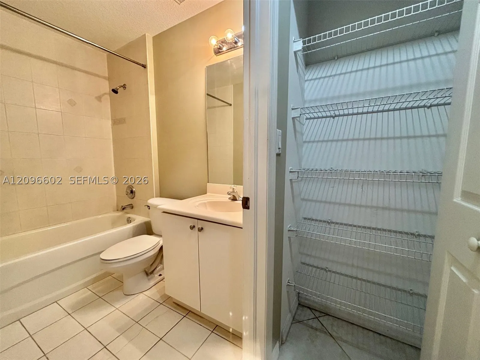 2307 Anchor Ct #4006