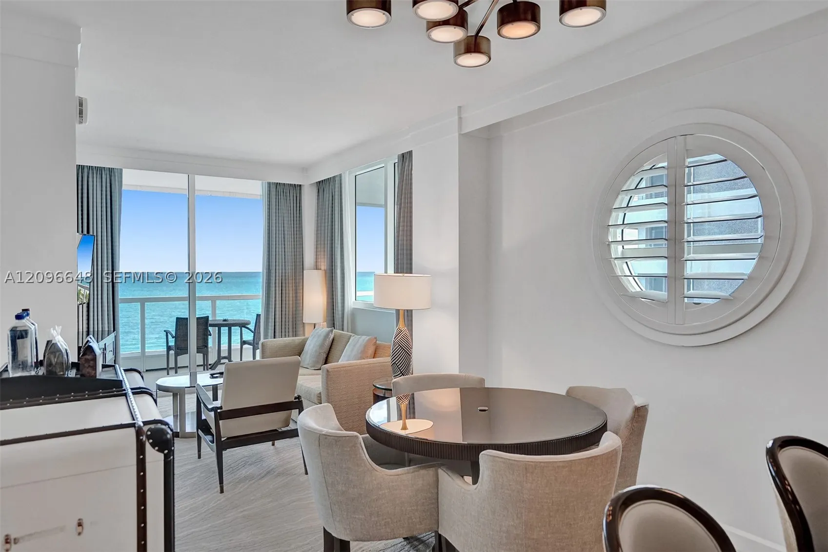 4391 Collins Ave #913/914
