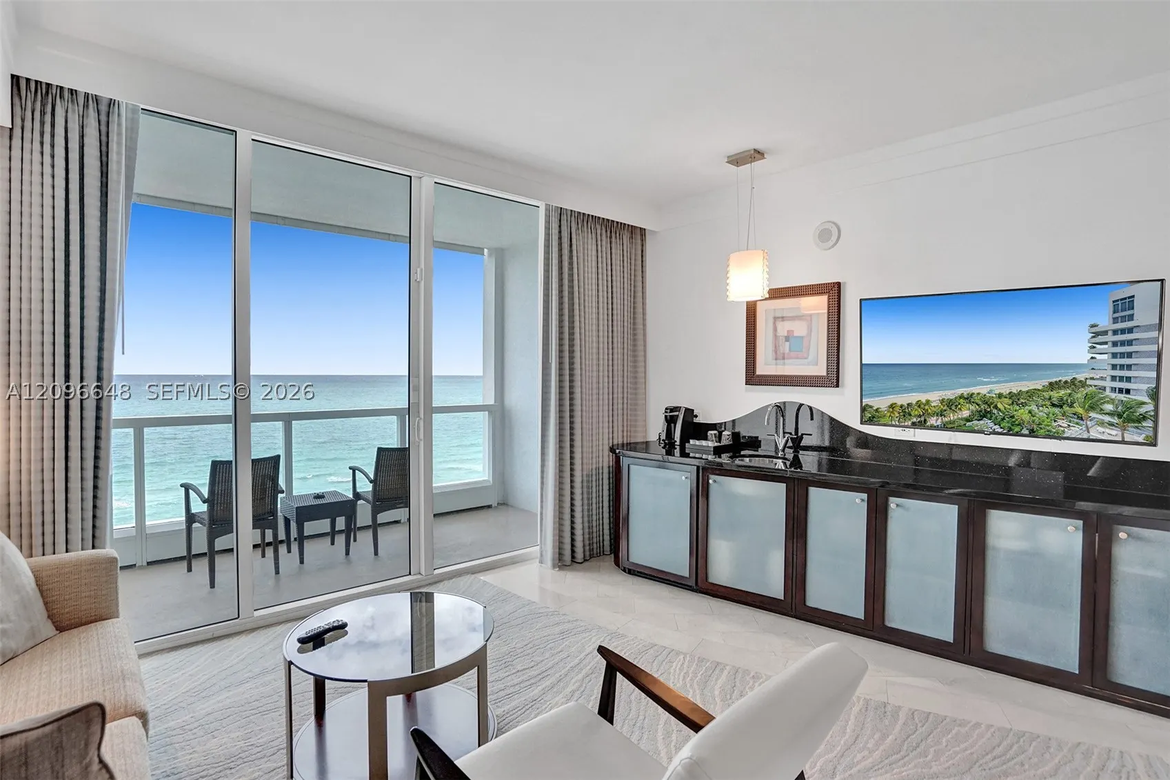 4391 Collins Ave #913/914