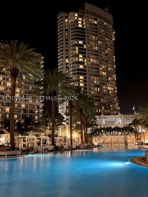 4391 Collins Ave #913/914