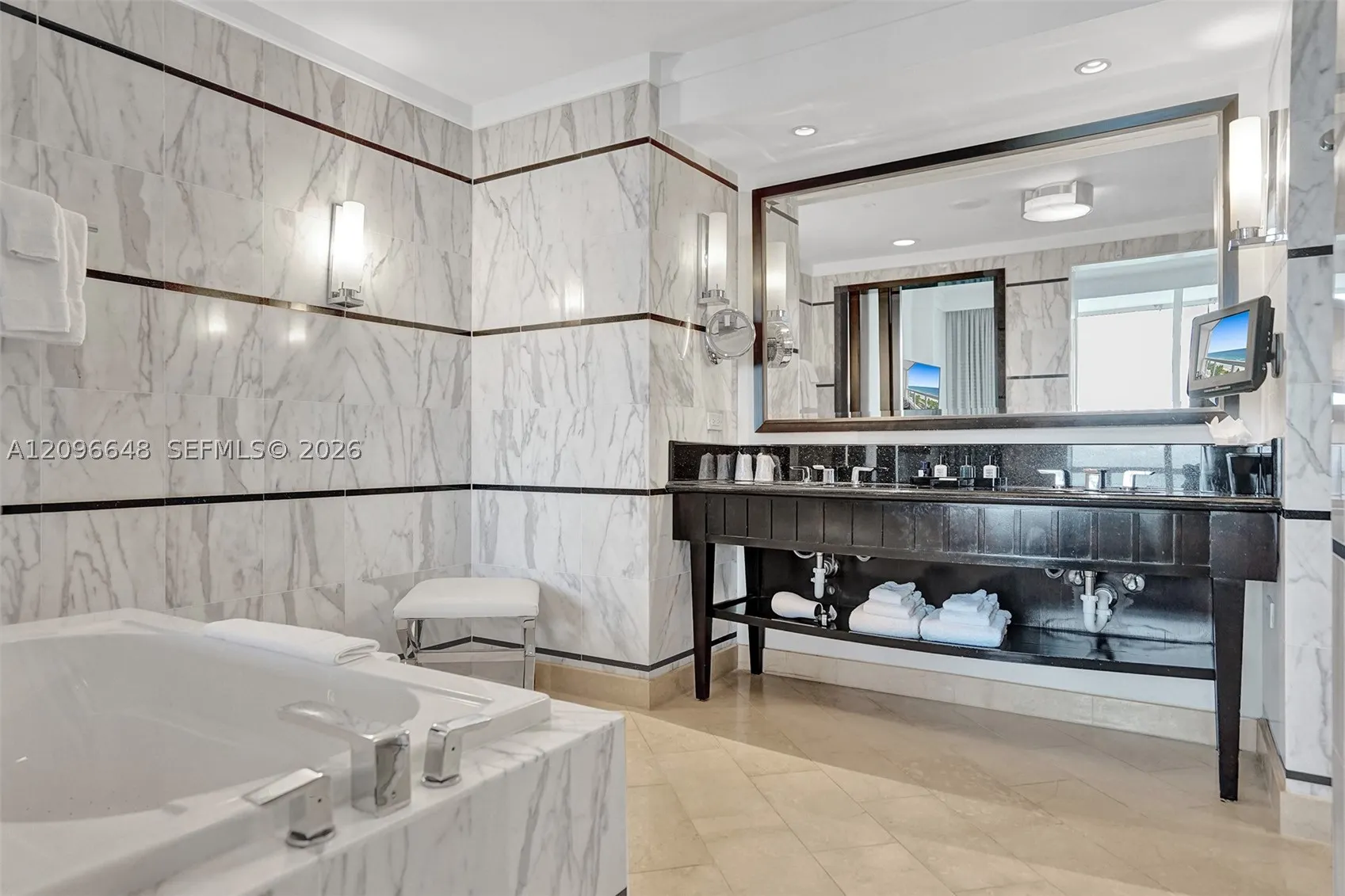 4391 Collins Ave #913/914