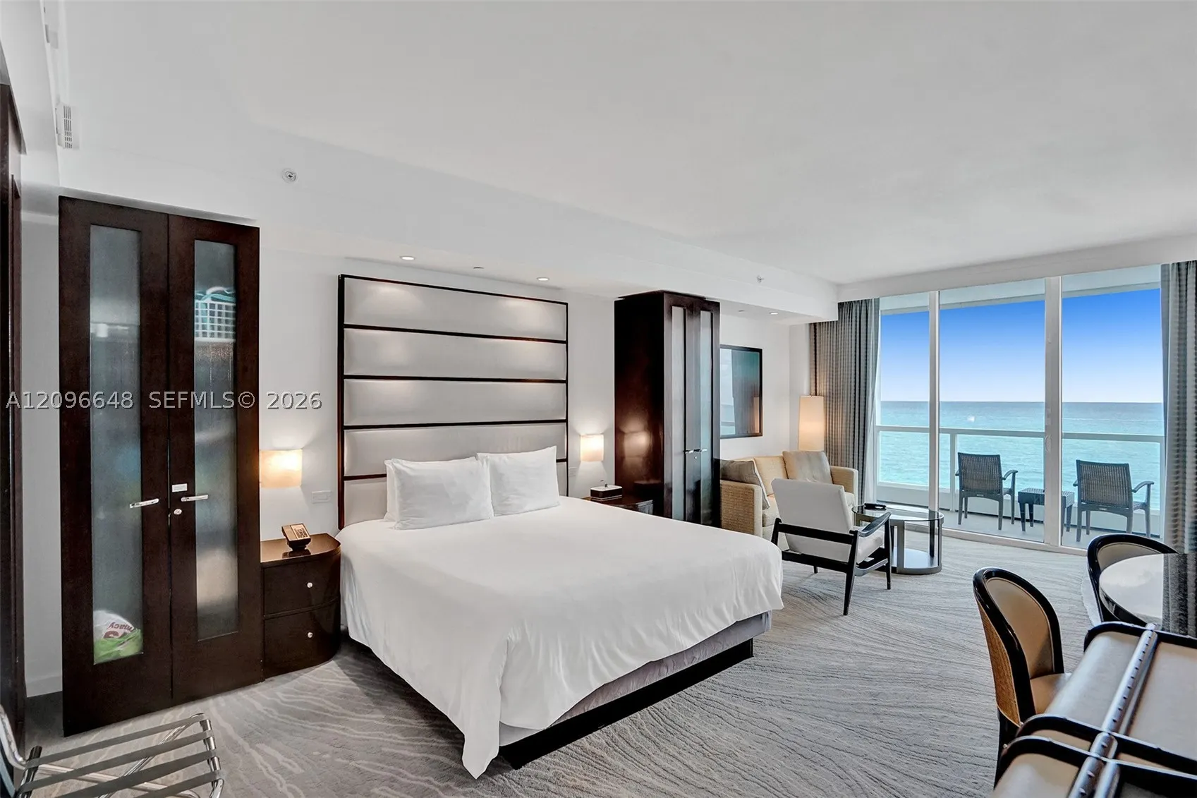 4391 Collins Ave #913/914