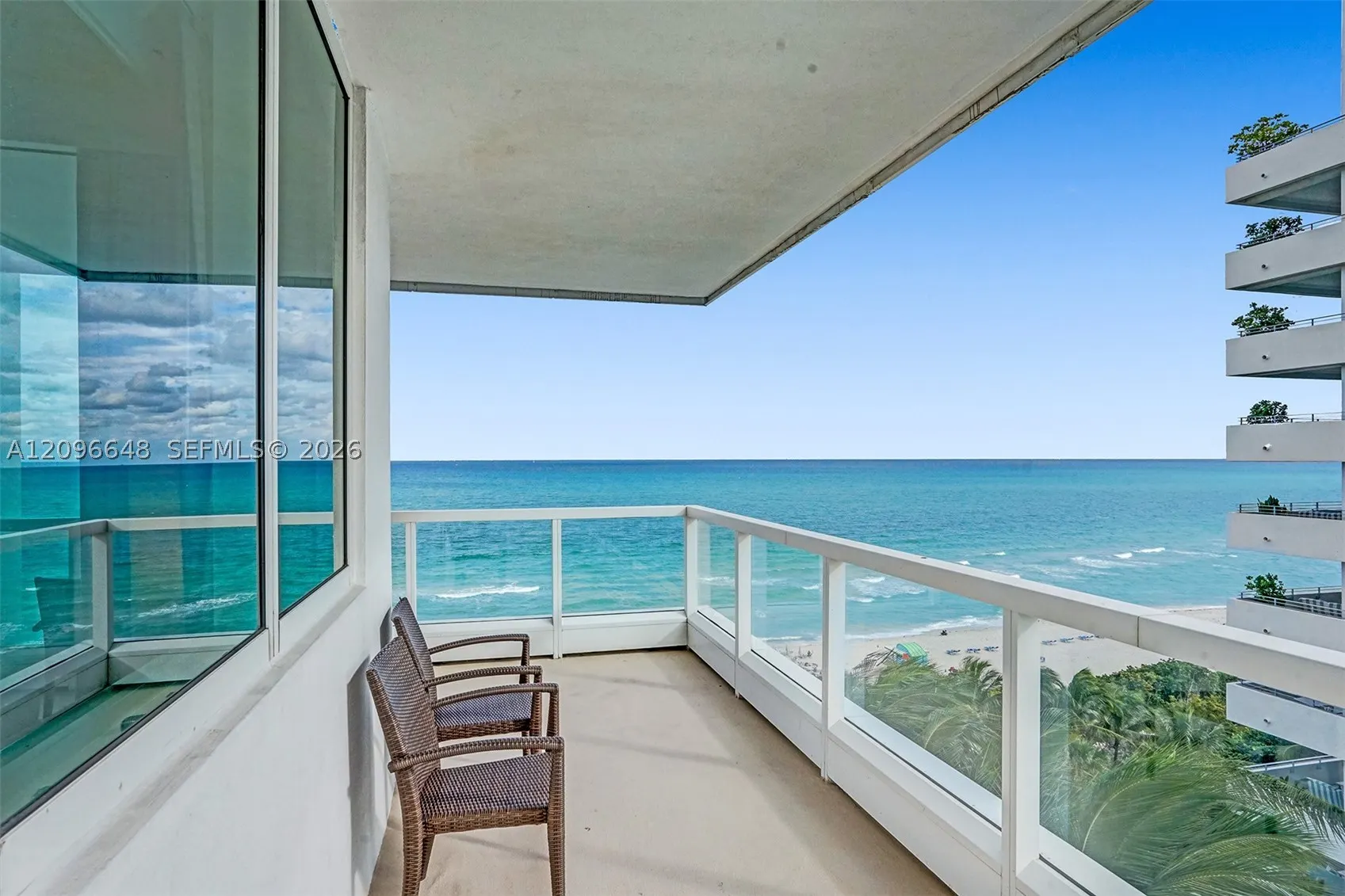 4391 Collins Ave #913/914