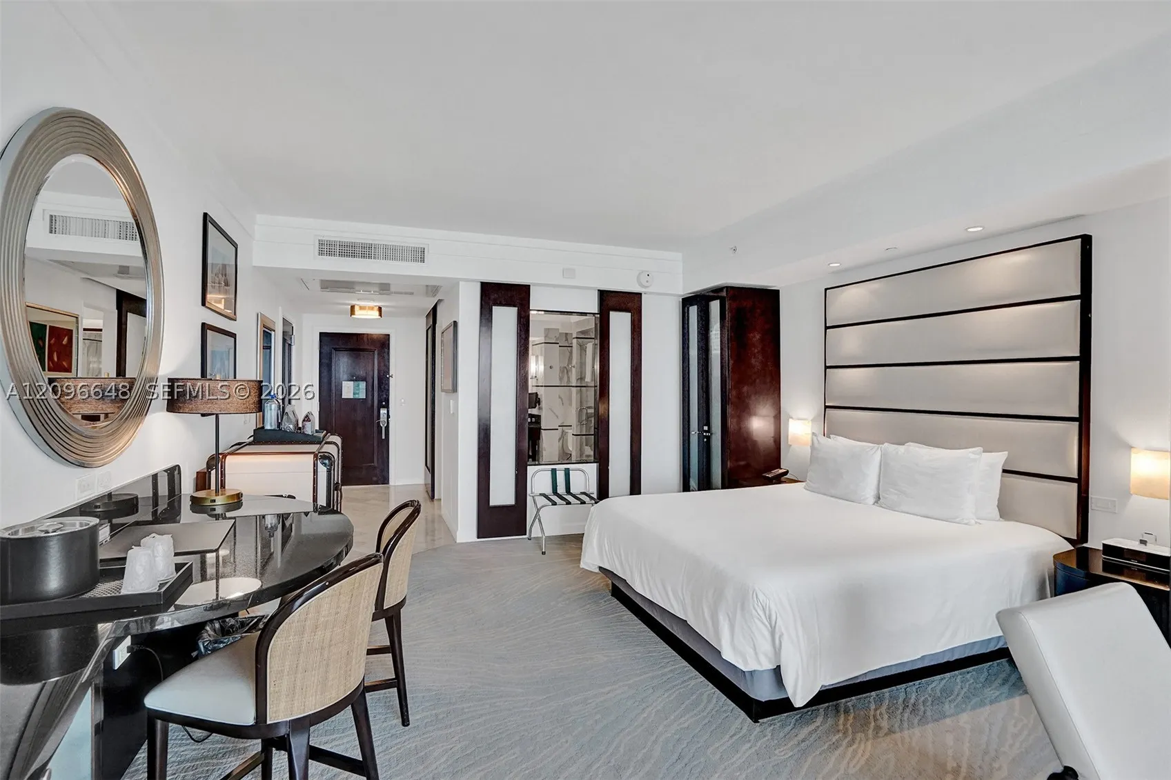 4391 Collins Ave #913/914