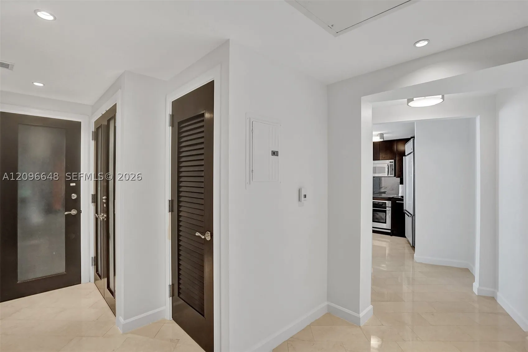 4391 Collins Ave #913/914
