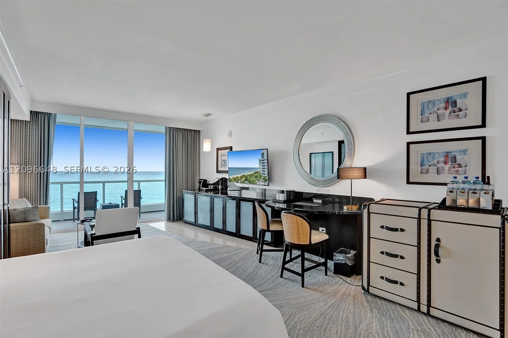 4391 Collins Ave #913/914