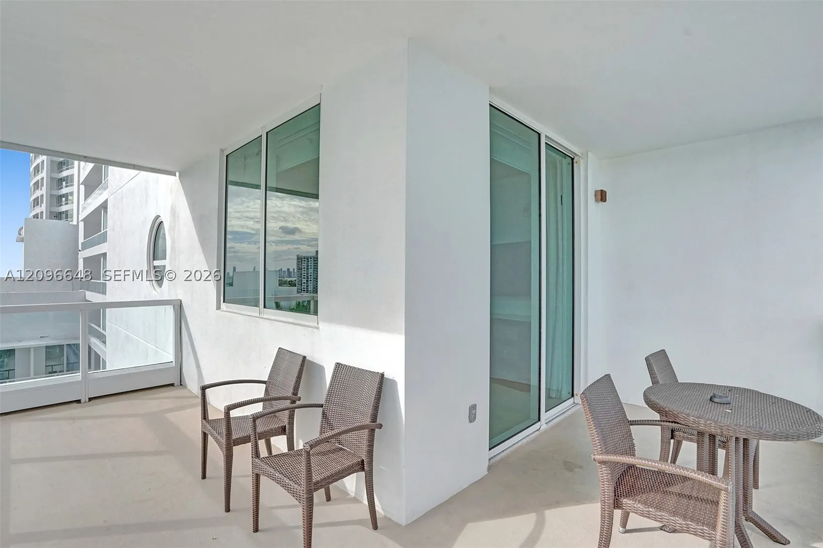 4391 Collins Ave #913/914