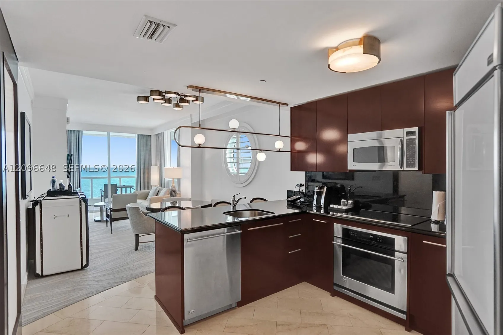 4391 Collins Ave #913/914