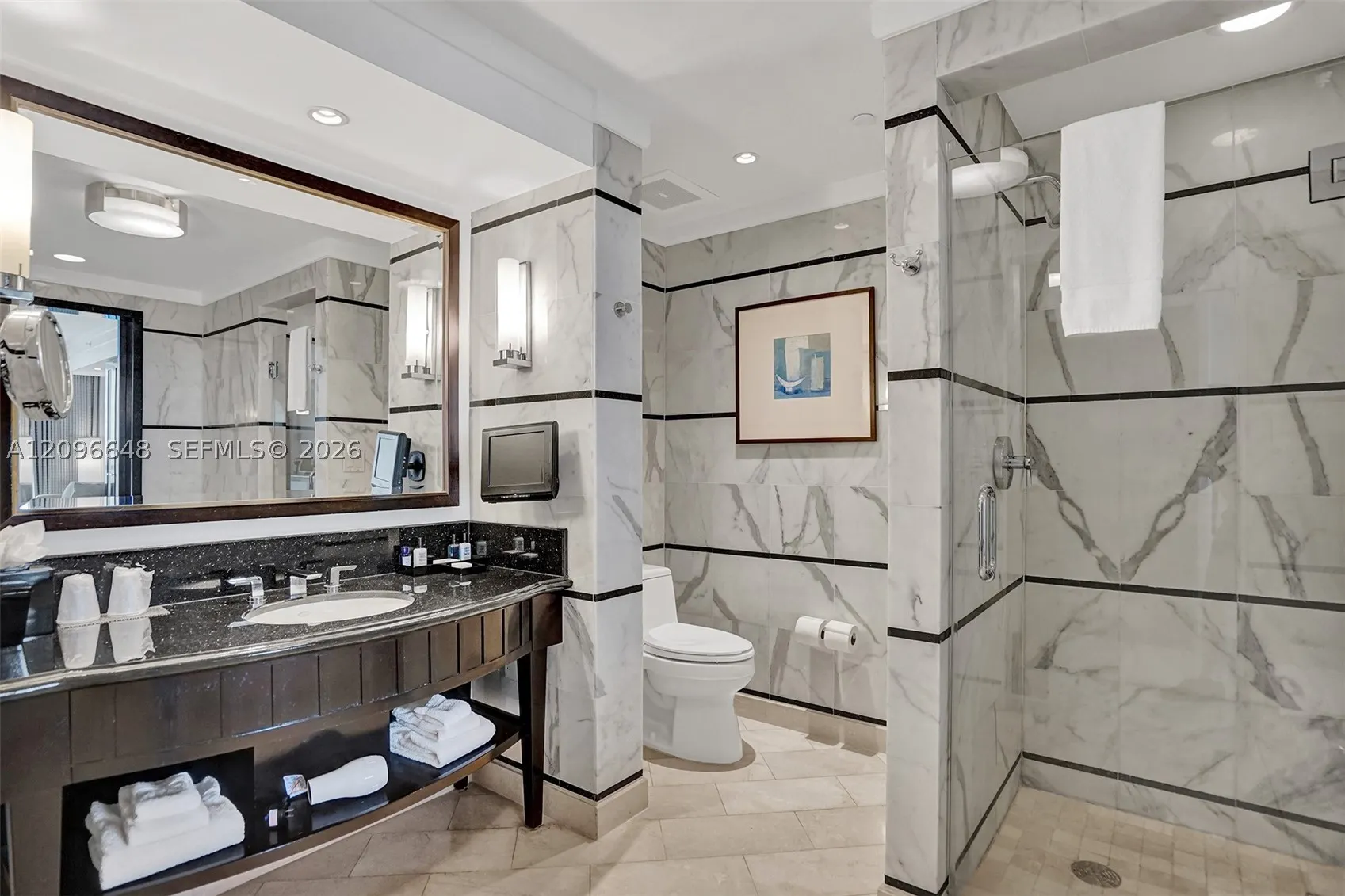 4391 Collins Ave #913/914
