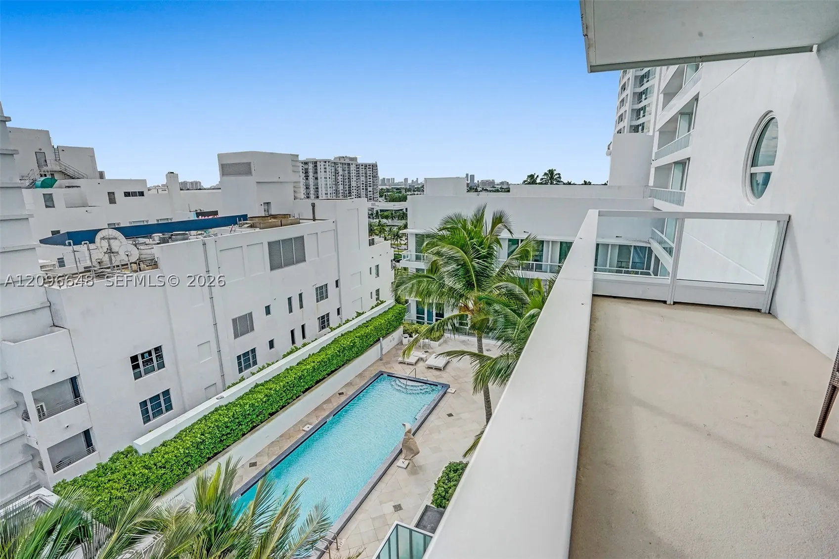 4391 Collins Ave #913/914
