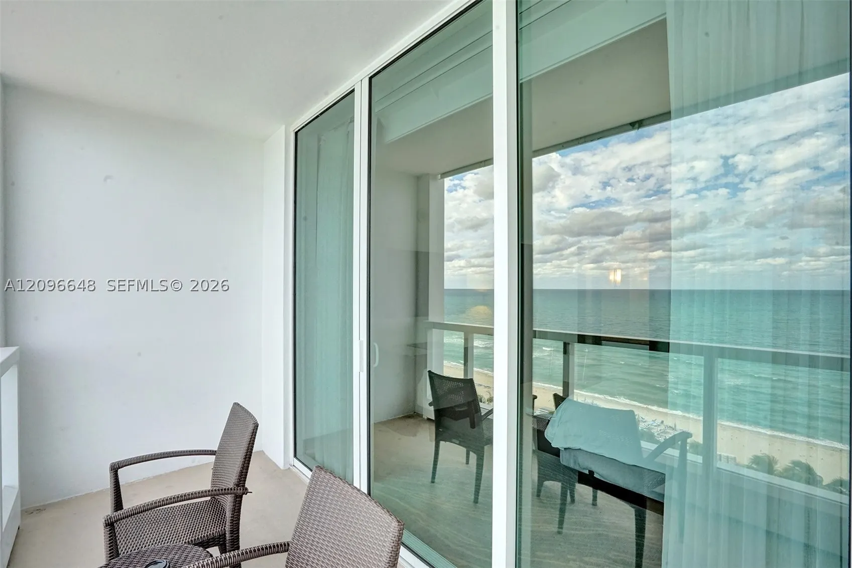 4391 Collins Ave #913/914