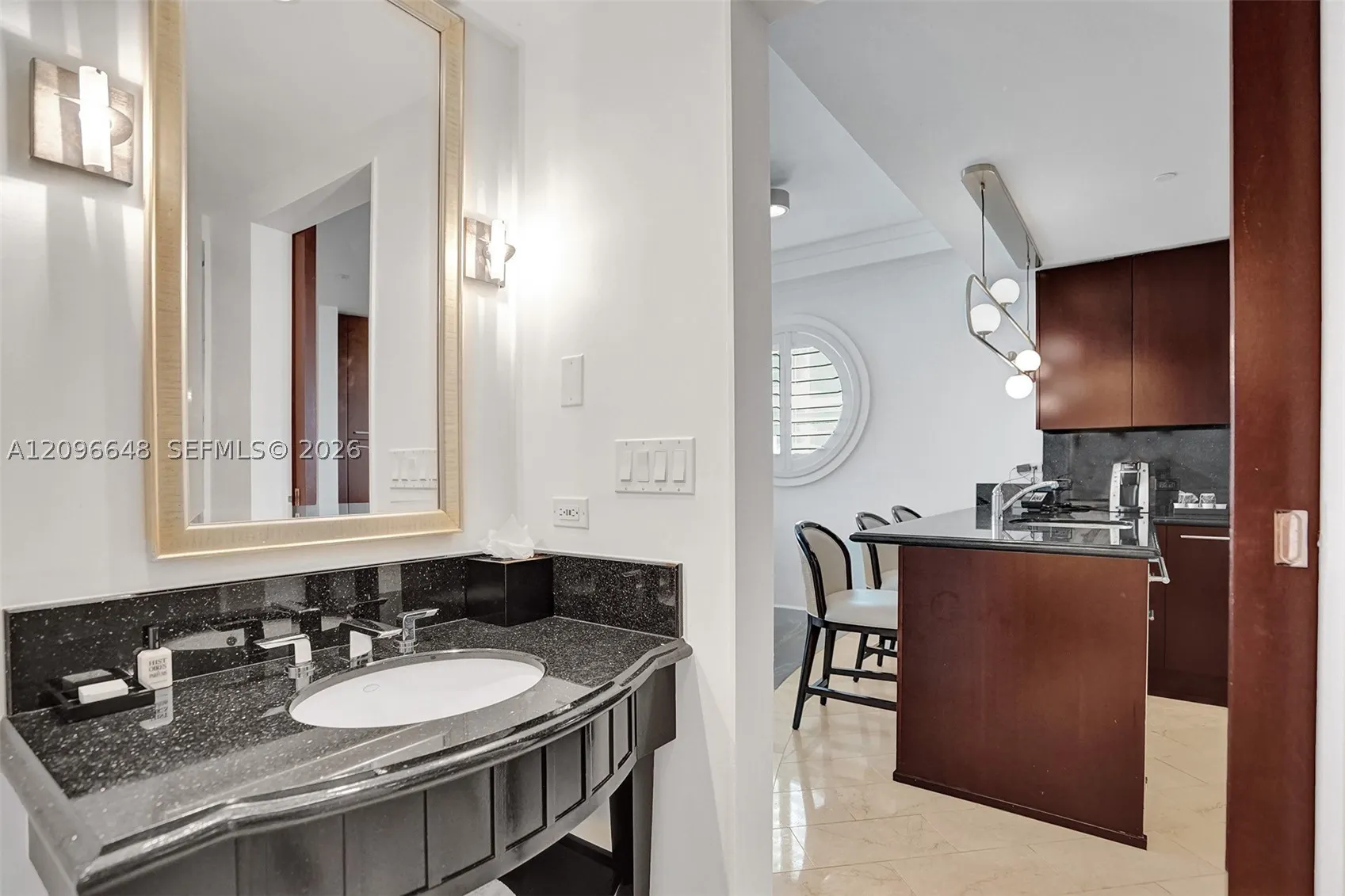 4391 Collins Ave #913/914