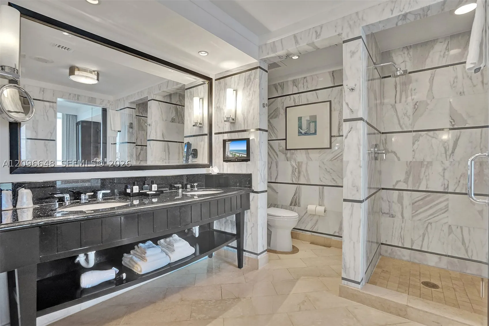 4391 Collins Ave #913/914