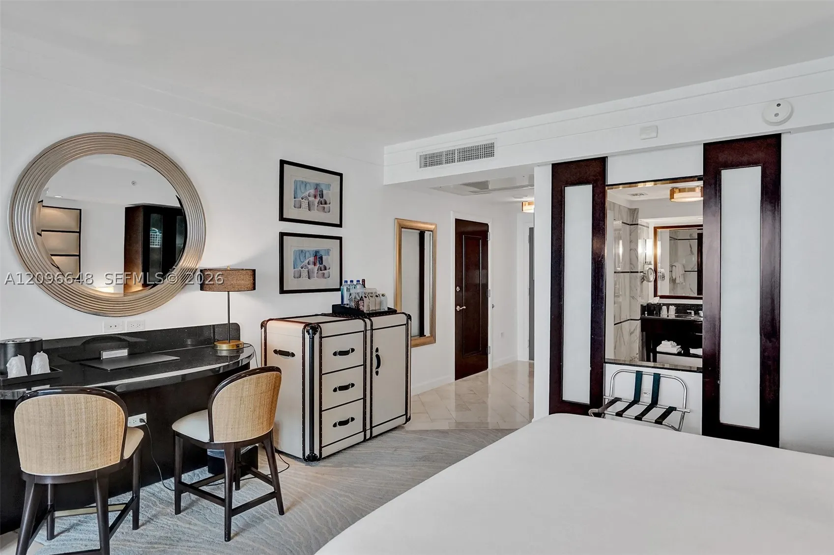 4391 Collins Ave #913/914