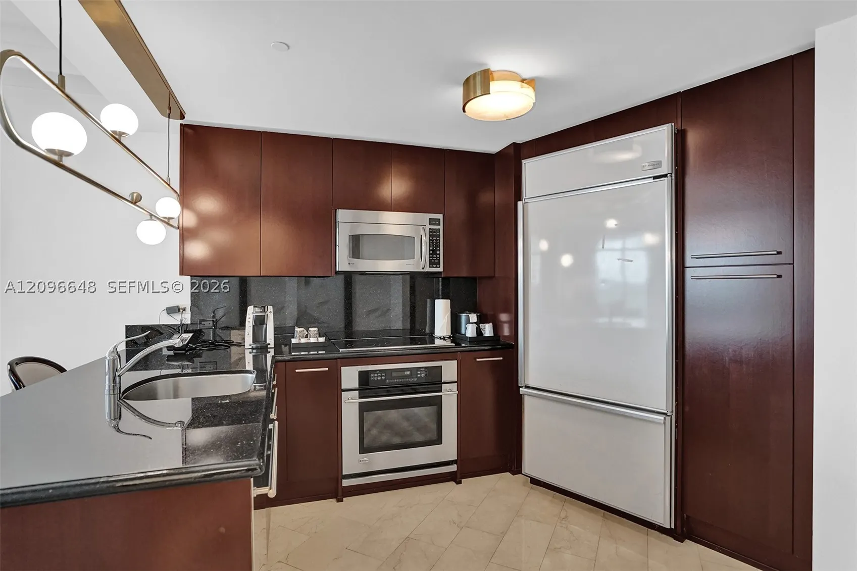 4391 Collins Ave #913/914