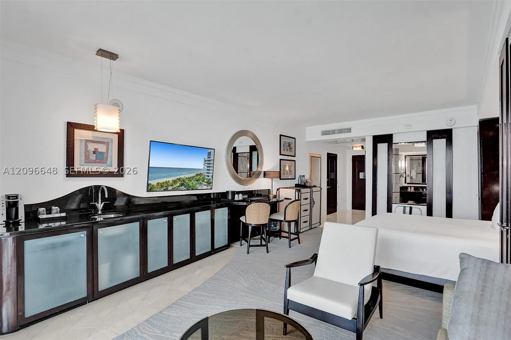 4391 Collins Ave #913/914