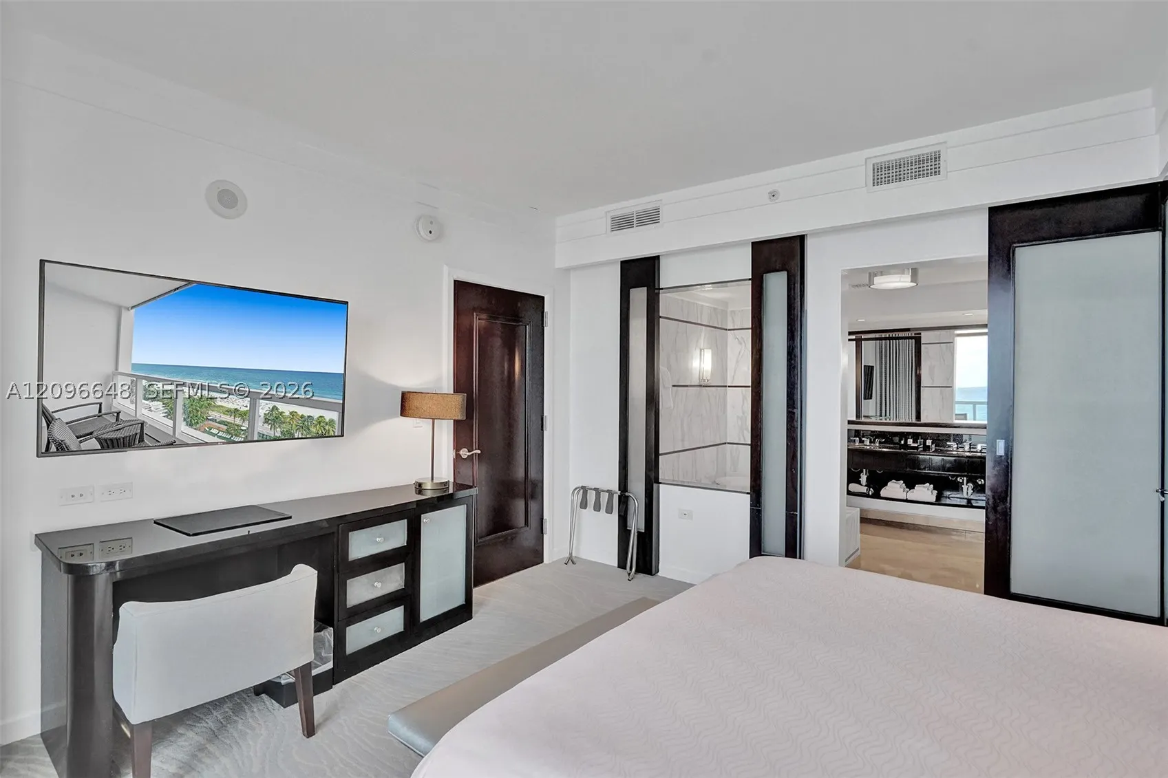 4391 Collins Ave #913/914