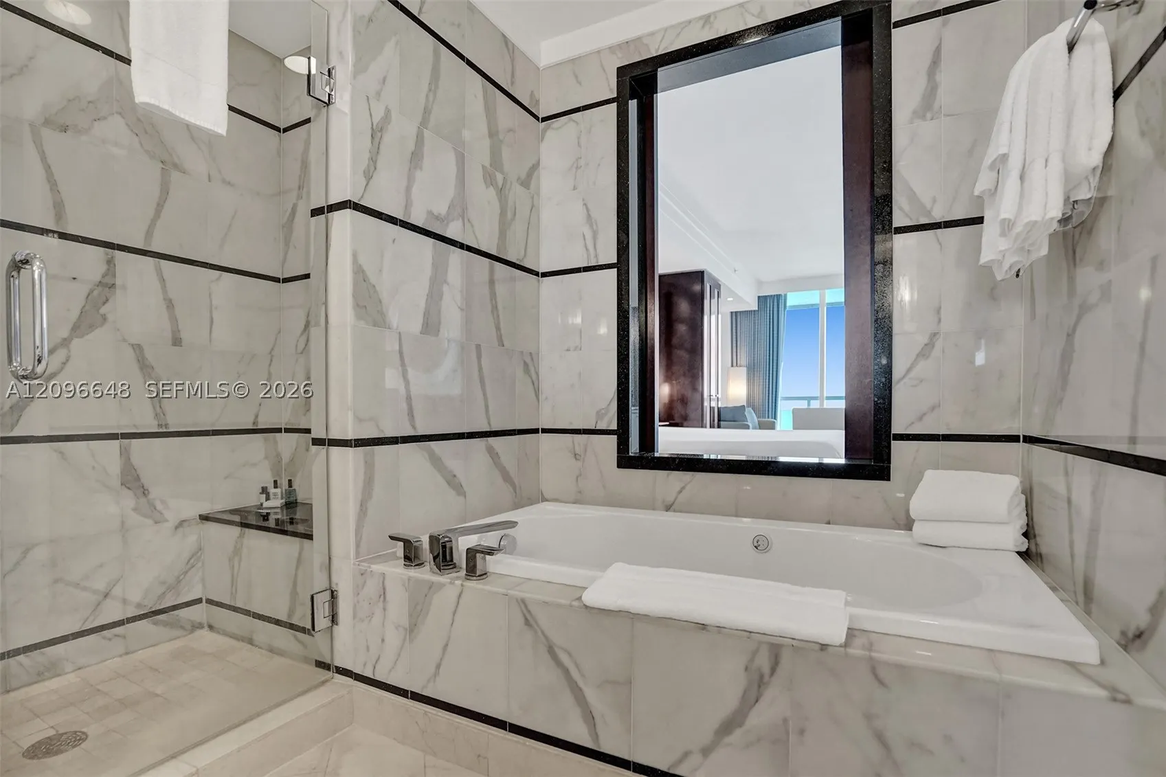 4391 Collins Ave #913/914