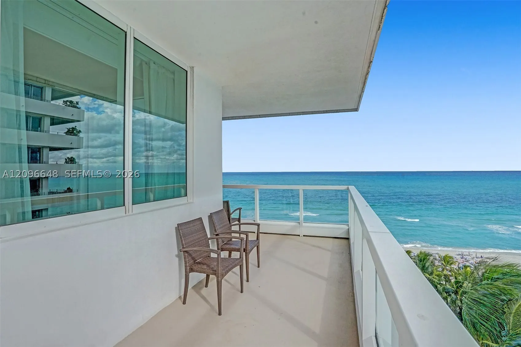 4391 Collins Ave #913/914
