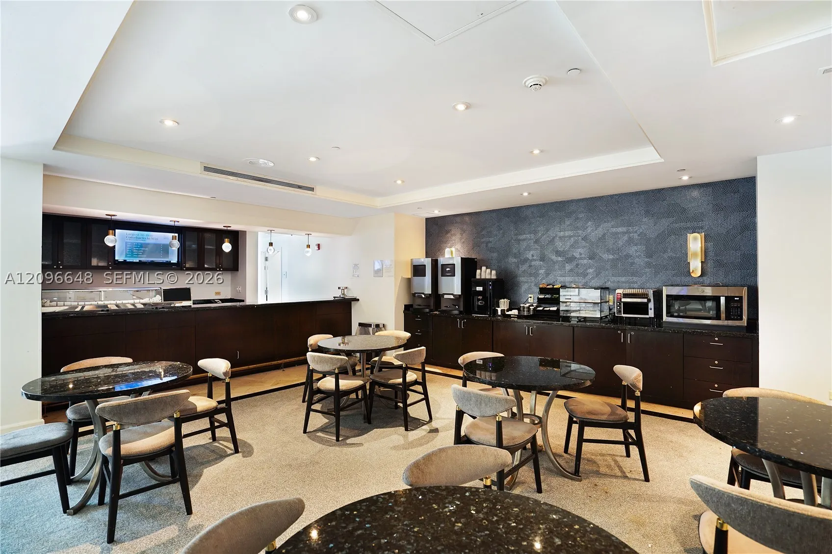 4391 Collins Ave #913/914